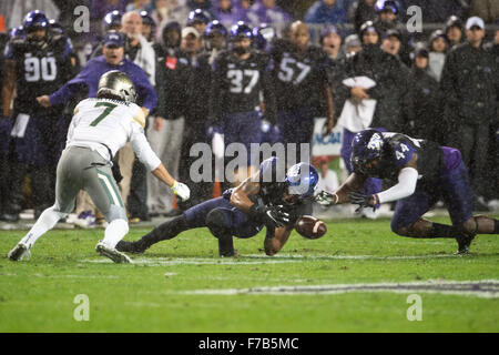 27 novembre 2015 : ours Baylor récepteur large Hawthorne (Lynx 7 fumbles) un punt comme TCU Horned Frogs coffre Arico Evans (7) tente de récupérer la balle au cours de la première moitié d'un match de football NCAA entre Baylor et TCU au stade Amon G. Carter, Ft. Worth, Texas. Shane Roper/CSM Banque D'Images