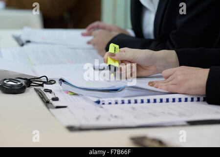 Un avocat est titulaire d'un marqueur jaune papiers qu'elle la lit Banque D'Images