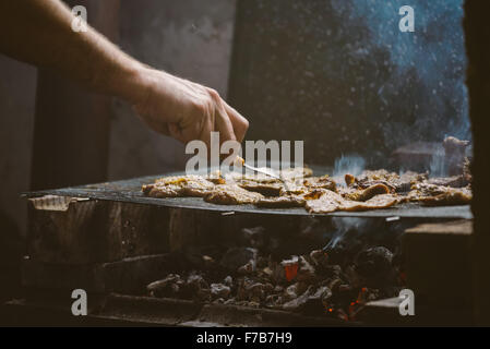 Côtelettes de porc cuisson sur barbecue, éclairage naturel, rétro tonique, selective focus avec une faible profondeur de champ. Banque D'Images