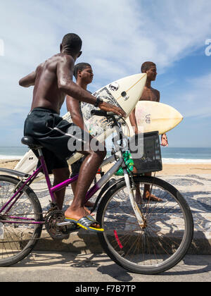 RIO DE JANEIRO, Brésil - 24 octobre 2015 : Groupe de jeunes surfeurs brésilien rencontrez sur la promenade de la plage d'Ipanema avec des planches. Banque D'Images