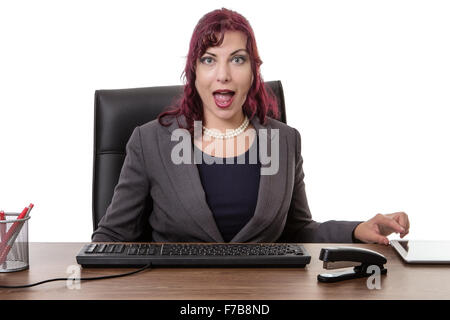 Business Woman sitting at desk vient de voir quelque chose sur sa table et maintenant surpris Banque D'Images