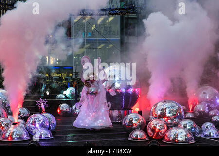 Berlin, Allemagne. 27 novembre, 2015. Le marché de Noël, décorations colorées et des événements sont encombrement berlinois et les touristes de la Potsdamer Platz à inscrivez-vous à la fête de saison. Credit : Eden Breitz/Alamy Live News Banque D'Images