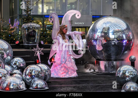 Berlin, Allemagne. 27 novembre, 2015. Le marché de Noël, décorations colorées et des événements sont encombrement berlinois et les touristes de la Potsdamer Platz à inscrivez-vous à la fête de saison. Credit : Eden Breitz/Alamy Live News Banque D'Images