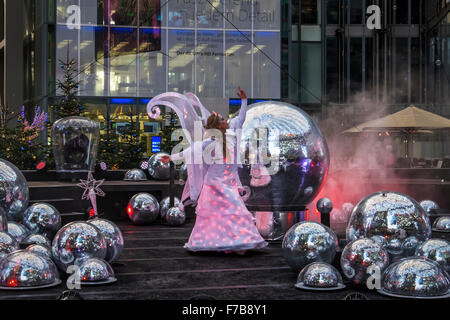 Berlin, Allemagne. 27 novembre, 2015. Le marché de Noël, décorations colorées et des événements sont encombrement berlinois et les touristes de la Potsdamer Platz à inscrivez-vous à la fête de saison. Credit : Eden Breitz/Alamy Live News Banque D'Images