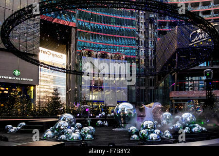 Berlin, Allemagne. 27 novembre, 2015. Le marché de Noël, décorations colorées et des événements sont encombrement berlinois et les touristes de la Potsdamer Platz à inscrivez-vous à la fête de saison. Credit : Eden Breitz/Alamy Live News Banque D'Images