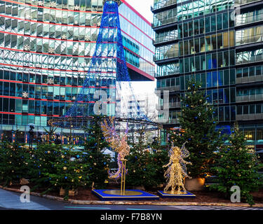 Berlin, Allemagne. 27 novembre, 2015. Le marché de Noël, décorations colorées et des événements sont encombrement berlinois et les touristes de la Potsdamer Platz à inscrivez-vous à la fête de saison. Credit : Eden Breitz/Alamy Live News Banque D'Images