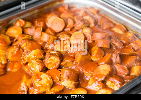 Tranches de saucisses, de style allemand Currywurst, grilles d'une saucisse dans une sauce au curry épicé, Banque D'Images