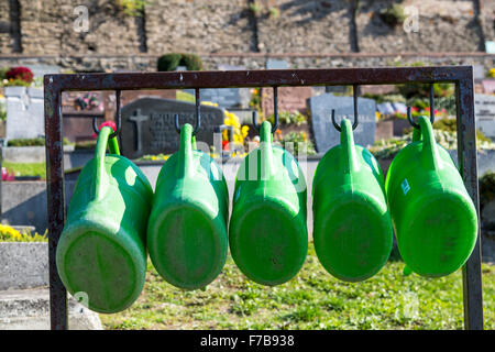 Arrosoirs accroché à un cimetière public, Banque D'Images