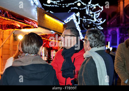 Bruxelles, Belgique. 27 novembre, 2015. Maire de Bruxelles Yvan Mayeur visites ouverture du marché de Noël sur la Place Sainte Catherine, le 27 novembre, 2015 à Bruxelles, Belgique : Crédit Skyfish/Alamy Live News Banque D'Images