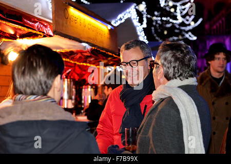 Bruxelles, Belgique. 27 novembre, 2015. Maire de Bruxelles Yvan Mayeur visites ouverture du marché de Noël sur la Place Sainte Catherine, le 27 novembre, 2015 à Bruxelles, Belgique : Crédit Skyfish/Alamy Live News Banque D'Images