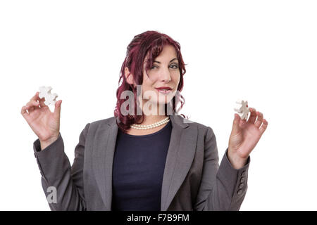 Femme en costume holding jigsaw/pièces de casse-tête, un dans chaque main Banque D'Images