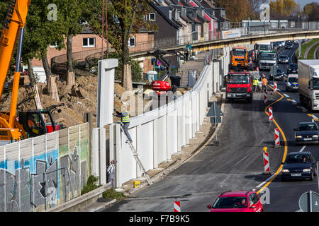 Construction d'un mur antibruit, le long d'une autoroute, l'autoroute A40, à Essen, Allemagne Banque D'Images