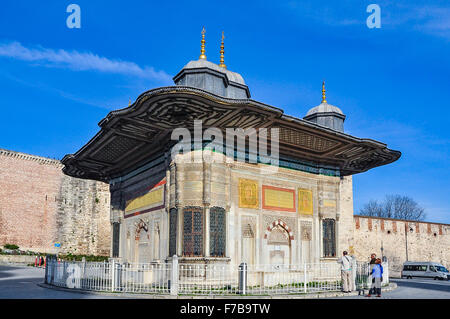 Les touristes admirant fontaine du Sultan Ahmed III, Istanbul Banque D'Images