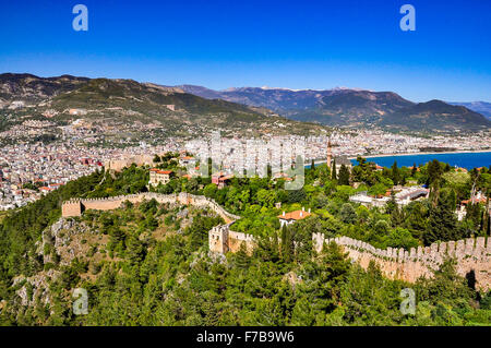 Vue panoramique sur les remparts du château, Château inférieur et supérieur de la ville depuis le château à Alanya Banque D'Images