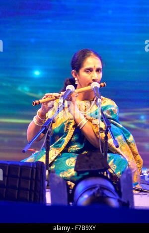 Dhaka, Bangladesh. 28 novembre, 2015. Artiste indien Jayprada ramamurthy jouer flûte de bambou dans le Bengale, Festival de musique classique au stade de l'armée dans la région de Dhaka, Bangladesh. Le 27 novembre 2015 Cinq jours de festival de musique classique du Bengale a commencé au stade de l'armée dans la région de Dhaka Le Vendredi soir. Musiciens et artistes du sous-continent participent à la Bengale Festival de musique classique organisé par la Fondation Bangal au Bangladesh. Mamunur Rashid/crédit : Alamy Live News Banque D'Images