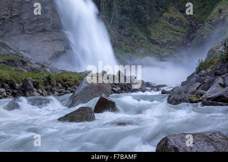 Cascade de Krimml inférieur, Krimml, District de Zell am See, Haut Tauern, Salzbourg, Autriche, Europe Banque D'Images