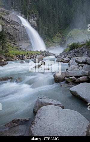 Cascade de Krimml inférieur, Krimml, District de Zell am See, Haut Tauern, Salzbourg, Autriche, Europe Banque D'Images