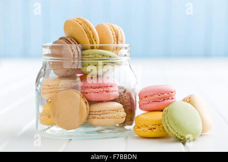 Sweet french macarons en pot sur la table de cuisine Banque D'Images