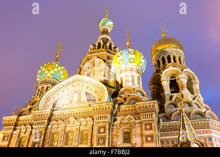 L'Église du Sauveur sur le Sang Versé est l'un des principaux sites touristiques de Saint-Pétersbourg, en Russie. Autres noms : l'église de Banque D'Images