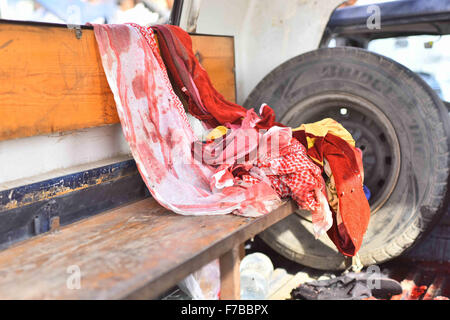 Gizeh. 28 Nov, 2015. Photo prise le 28 novembre 2015 montre froid vêtements sur une voiture de police sur le site d'une attaque dans la région de Giza, Egypte. Militants inconnus tourné quatre policiers morts samedi, sur la route des pyramides en Egypte Giza de province, selon les médias d'état. Credit : Amr Sayed/Xinhua/Alamy Live News Banque D'Images