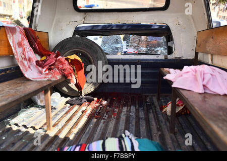 Gizeh. 28 Nov, 2015. Photo prise le 28 novembre 2015 montre froid vêtements sur une voiture de police sur le site d'une attaque dans la région de Giza, Egypte. Militants inconnus tourné quatre policiers morts samedi, sur la route des pyramides en Egypte Giza de province, selon les médias d'état. Credit : Amr Sayed/Xinhua/Alamy Live News Banque D'Images