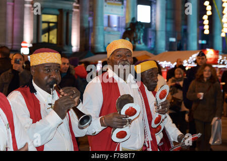 Bruxelles, Belgique. 27 novembre, 2015. Groupe folklorique tunisien participe au défilé lors de l'ouverture de la Winter Wonders festivités le 27 novembre, 2015 à Bruxelles, Belgique. La Tunisie est l'invité de l'hiver 2015 édition merveilles. Credit : Skyfish/Alamy Live News Banque D'Images