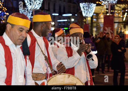 Bruxelles, Belgique. 27 novembre, 2015. Groupe folklorique tunisien participe au défilé lors de l'ouverture de la Winter Wonders festivités le 27 novembre, 2015 à Bruxelles, Belgique. La Tunisie est l'invité de l'hiver 2015 édition merveilles. Credit : Skyfish/Alamy Live News Banque D'Images