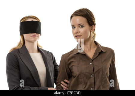 Deux secteurs d'une femme les yeux bandés et l'autre aidant Banque D'Images