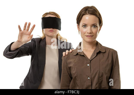 Deux secteurs d'une femme les yeux bandés et l'autre aidant Banque D'Images