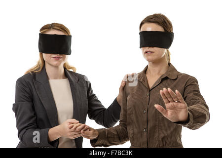 Deux secteurs d'une femme les yeux bandés et l'autre aidant Banque D'Images