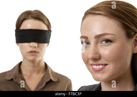 Deux secteurs d'une femme les yeux bandés et l'autre aidant Banque D'Images