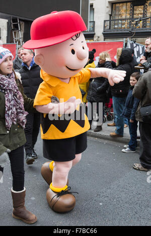 Londres, Royaume-Uni. 28 novembre 2015. Charlie Brown sur le défilé. Le premier Noël Hamleys Toy Parade a lieu le long de Regent Street, qui est allé à trafic gratuit pour la journée. Le défilé organisé par le célèbre magasin de jouets Hamleys a accueilli plus de 50 de la nation d'enfants préférés avec 400 caractères le long du spectacle, une fanfare et des ballons géants. Le défilé s'inspire de Macy's Thanksgiving Parade annuelle à New York. Crédit : Images éclatantes/Alamy Live News Banque D'Images