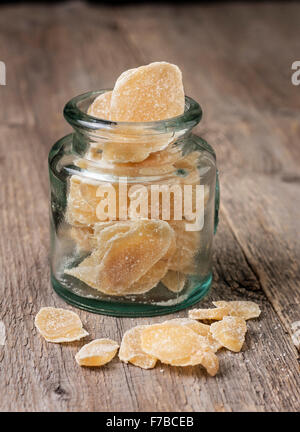 Gingembre Confit dans un bocal en verre sur un fond de bois Banque D'Images