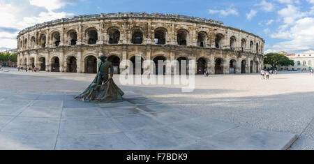 Arènes (Amphithéâtre) à Arles et torero sculpture, Provence, France Banque D'Images