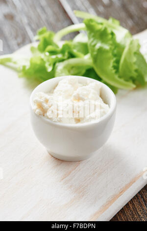 Close-up de fromage cottage en bols blanc Banque D'Images