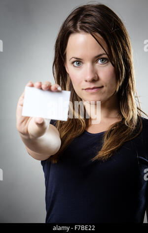 Business Woman vous montrant un businesscard Banque D'Images