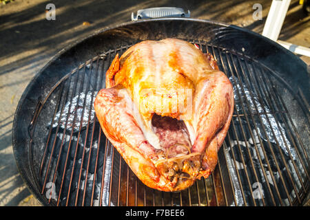 Un sel rub brined dinde de Thanksgiving cuits sur un barbecue électrique Weber Banque D'Images