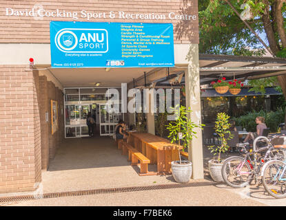 Centre de loisirs et de sport stuent ANU Australian National University Student Union cafe avec des vélos en premier plan Banque D'Images