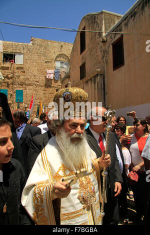 Israël, Patriarche grec orthodoxe Theophilus III dirige le St George's Day procession autour de l'Église grecque orthodoxe de Saint Georges en Acco Banque D'Images