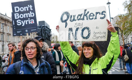 Londres, Royaume-Uni, le 28 novembre, 2015. Les Quakers inscrivez-vous une grande manifestation anti-bombe en face de Downing Street. Credit : Gordon 1928/Alamy Live News Banque D'Images