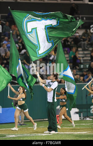 New Orleans, LA, USA. 27 Nov, 2015. Cheerleader Tulane le drapeau logo vagues pendant le jeu entre la Tulane Green Wave et Tulsa Golden Hurricane à Yulman Stadium à New Orleans, LA. © Steve Dalmado/Cal Sport Media/Alamy Live News Banque D'Images