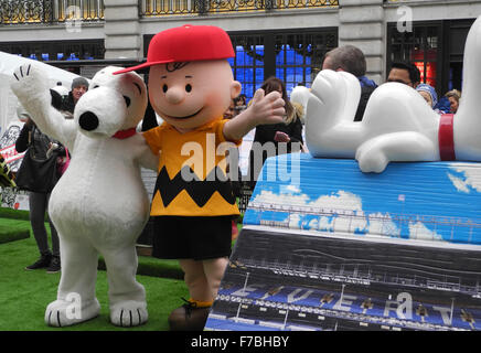 Londres, Royaume-Uni. 28 Nov, 2015. Snoopy et Charlie Brown surdimensionné chiffres se tenir en face de la 'terre' jour chien dog house avant la sortie de 'l'Arachide' à Londres, Angleterre, 28 novembre 2015. Environ une douzaine de les maisons colorées sont à être mis aux enchères sur internet, avec le produit pour être donnés à des organismes de secours. Photo : TERESA PEDA/dpa/Alamy Live News Banque D'Images