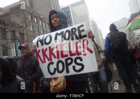 Le 27 novembre 2015 - Chicago, Illinois, États-Unis - mars manifestants le long de la Magnificent Mile à Chicago le vendredi noir pour dissrupt shopping et forcer la ville à reconsile avec le tournage de Laquan McDonald par l'agent Jason Van Dyke de la police de Chicago. (Crédit Image : © Rick Majewski via Zuma sur le fil) Banque D'Images