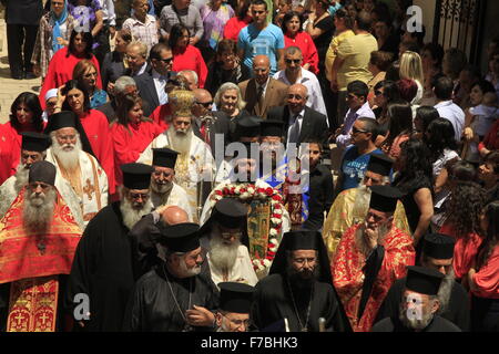 Israël, Patriarche grec orthodoxe Theophilus III dirige le St George's Day procession autour de l'Église grecque orthodoxe de Saint Georges en Acco Banque D'Images