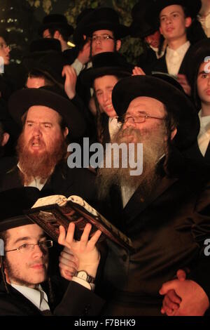 Israël, Lag Baomer maison de vacances à Tel Aviv, le rabbin et ses Hassidim par le feu Banque D'Images