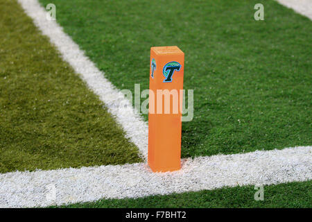 New Orleans, LA, USA. 27 Nov, 2015. Un pylône endzone pendant le jeu entre la Tulane Green Wave et Tulsa Golden Hurricane à Yulman Stadium à New Orleans, LA. © Steve Dalmado/Cal Sport Media/Alamy Live News Banque D'Images