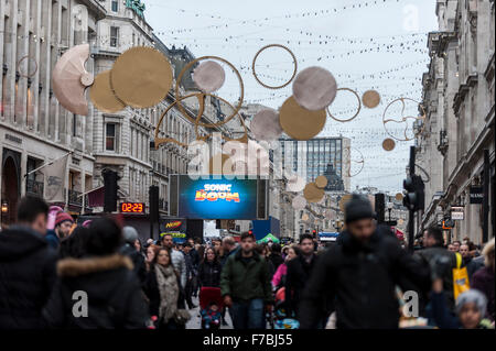 Londres, Royaume-Uni. 28 novembre 2015. Des centaines de personnes se rassemblent dans Regent Street, qui a été fermé à la circulation, pour profiter des caractères et un jouet jouet d'activités connexes. Hamley's, le plus vieux magasin de jouets dans le monde, a accueilli, ce qui a été annoncé comme la plus grande parade de jouets, jamais vu en Grande-Bretagne. Crédit : Stephen Chung / Alamy Live News Banque D'Images