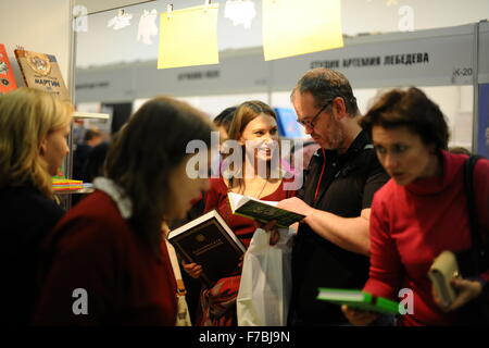 Moscou, Russie. 28 Nov, 2015. Personnes visitent le salon du livre "Non/Fiction" à Moscou, Russie, le 28 novembre 2015. "Non/Fiction', salon du livre, une foire du livre pour la grande qualité de fiction et non-fiction, la littérature a lieu à Moscou du 25 au 29 novembre dans la Maison Centrale des Artistes à Moscou. Cette année, c'est concentré sur la langue espagnole et la littérature. © Evgeny Sinitsyn/Xinhua/Alamy Live News Banque D'Images