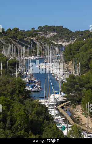 Petit port avec des bateaux dans la zone des Calanques, France Banque D'Images