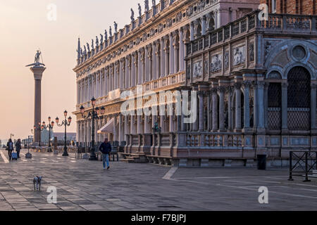 Venise, Italie, Piazzetta di San Marco, Biblioteca Nazionale Marciana, Bibliothèque nationale et la colonne de granit de St Théodore Banque D'Images